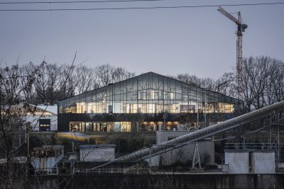 Une charpente métallique caractéristique crée une synergie entre l’ancien et le nouveau